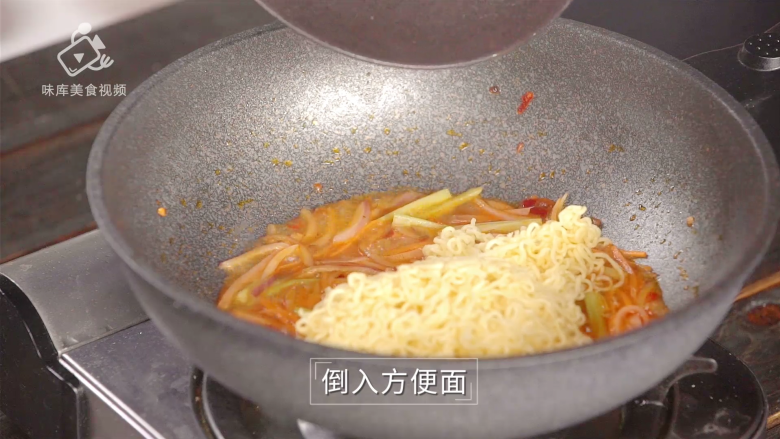 泡面已经过时了,方便面炒着吃才够味 ,倒入<a style='color:red;display:inline-block;' href='/shicai/ 6329'>方便面</a>