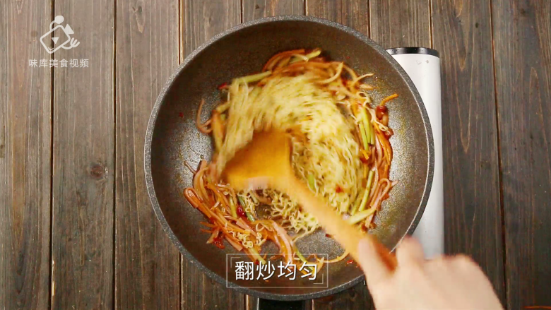 泡面已经过时了,方便面炒着吃才够味 , 翻炒均匀