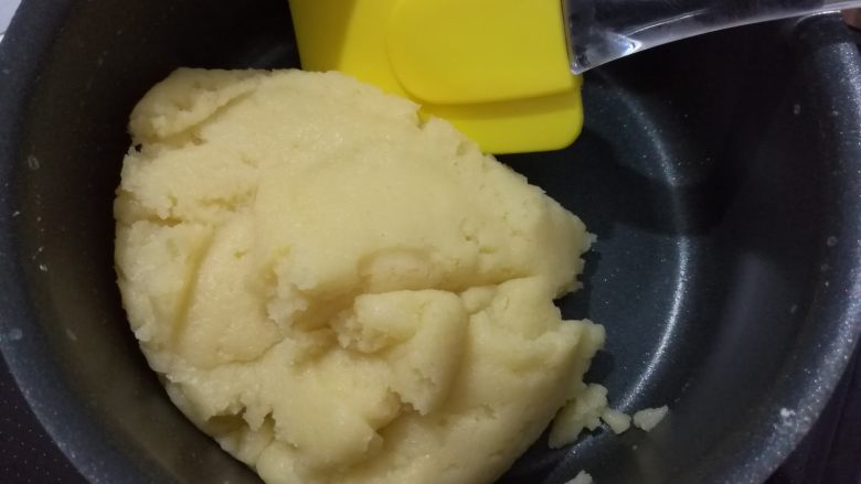草莓泡芙,关火,加入过筛好的面粉,搅拌均匀。继续小火加热至水分蒸发,面团细腻。