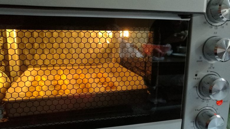 草莓泡芙,送入预热好的烤箱,210度烤10分钟,转150度继续烘烤18分钟即可。