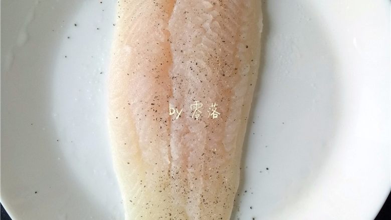 柠香鱼柳,再调入适量现磨黑胡椒粉;