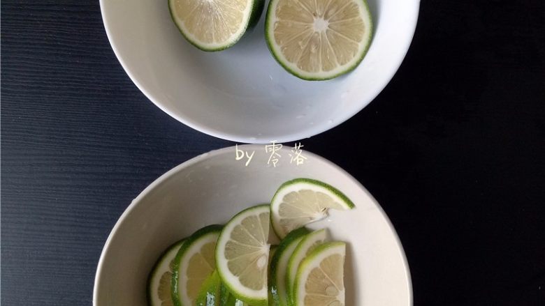 柠香鱼柳,青柠檬洗净后,一个青柠檬对半切开,一个青柠檬切半圆片;