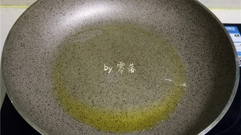 柠香鱼柳,不粘锅里调入适量<a style='color:red;display:inline-block;' href='/shicai/ 851'>橄榄油</a>,烧热;