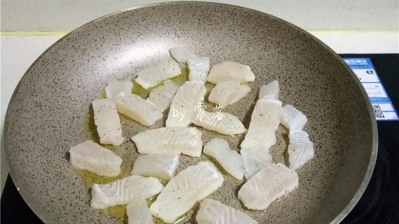 柠香鱼柳,放入鱼柳;