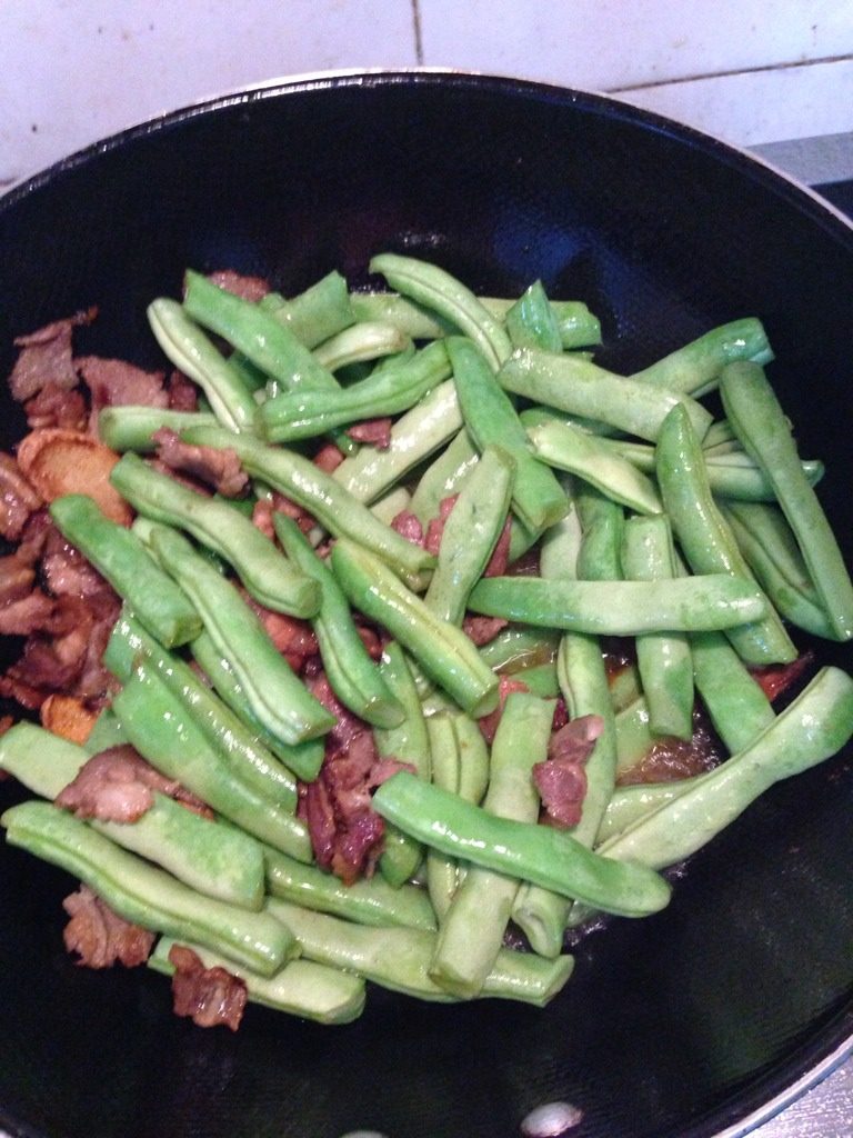 炖豆角（芸豆）,将猪五花或者肥肉练出油（足够炒豆角，可略多），放入2，3片<a style='color:red;display:inline-block;' href='/shicai/ 37'>姜</a>片，一颗<a style='color:red;display:inline-block;' href='/shicai/ 695'>八角</a>。将瘦肉倒入锅中炒至完全变色，倒入少许<a style='color:red;display:inline-block;' href='/shicai/ 692'>酱油</a>，翻炒均匀后倒入准备好的豆角。翻炒豆角至变色，再倒入些<a style='color:red;display:inline-block;' href='/shicai/ 692'>酱油</a>翻炒。