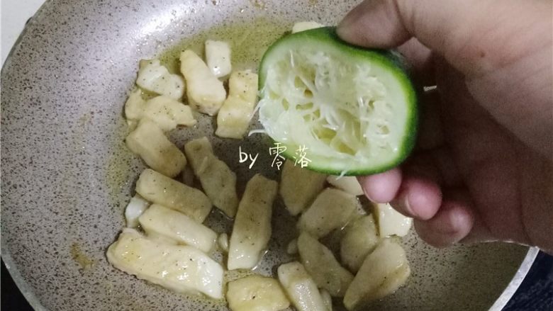 柠香鱼柳,挤入青柠檬汁;