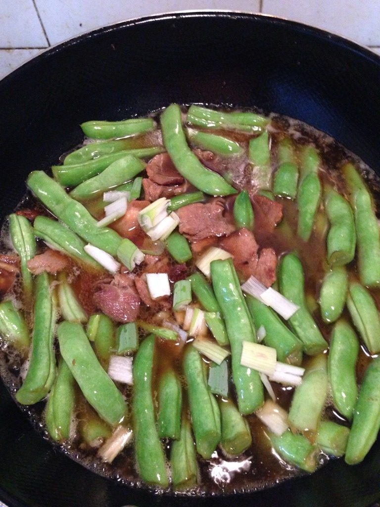 炖豆角（芸豆）,加清水直至莫过豆角，放入葱段，一勺盐（调料勺），一小捏小苏打（用两个手指捏点儿就行）。爱吃土豆的可以放入土豆块。