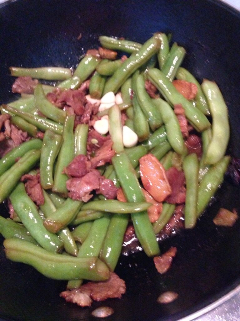 炖豆角（芸豆）,汤收干后放入1勺<a style='color:red;display:inline-block;' href='/shicai/ 717'>味精</a>（调料勺），蒜片，翻炒出锅