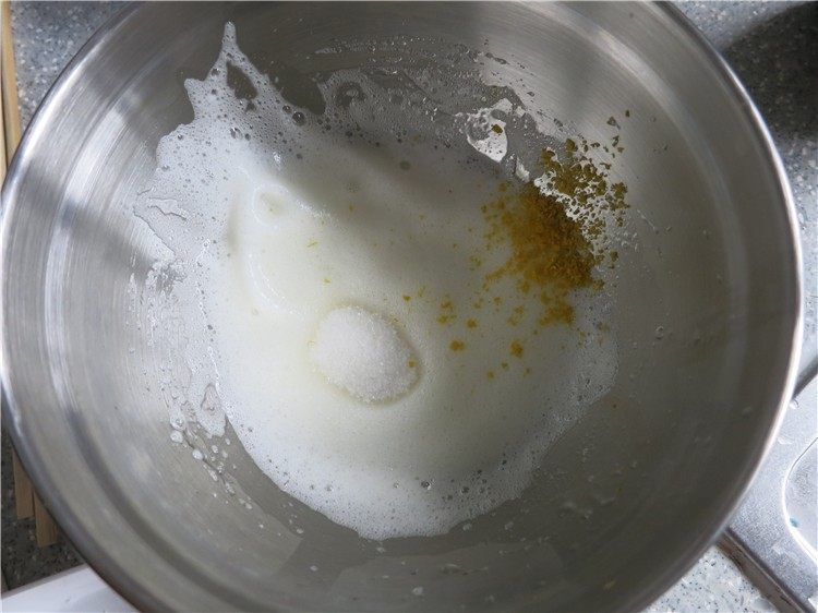 入口即化蛋白糖,打出大的粗泡,加入少许柠檬皮屑和1/3的糖