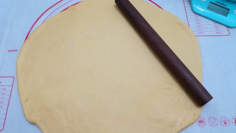 南瓜椰蓉面包(无油版), 发酵好的面团拿出来排气