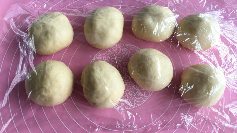 香酥肉松面包,取出面团进行排气,排气完平均分割成8份,揉圆后醒面15分钟。