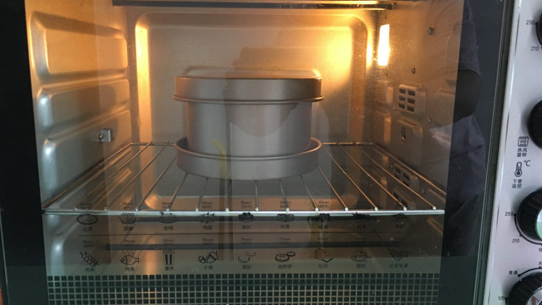 可可味小熊面包,发酵完成后,放入预热好的烤箱中进行烘烤,温度为160度,时间30分钟。