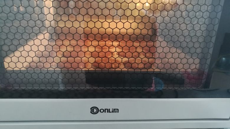 广式鸡仔饼,放回烤箱继续上火110度,下火170度烤20-25分钟,烤完焖10分钟再取出来(喜欢深色的把上火加到130度)