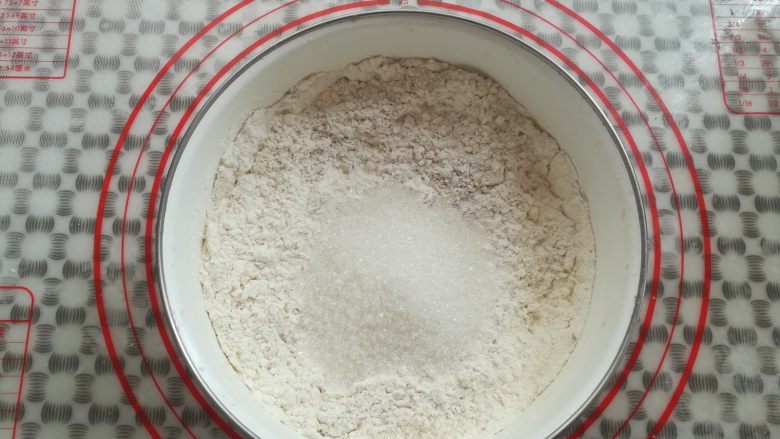 广式鸡仔饼,加入白糖,混合一下