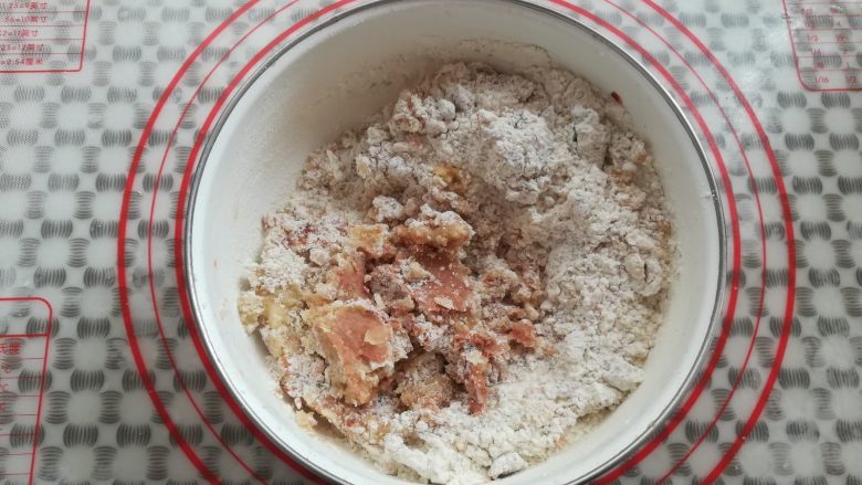 广式鸡仔饼,把南乳压成碎块,稍稍混合一下
