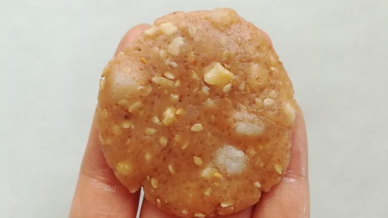 广式鸡仔饼,利用手掌心的摩擦力把面团压成0.3mm厚度的饼干,大小是3-4个手指宽度,预热烤箱上火110度,下火170度