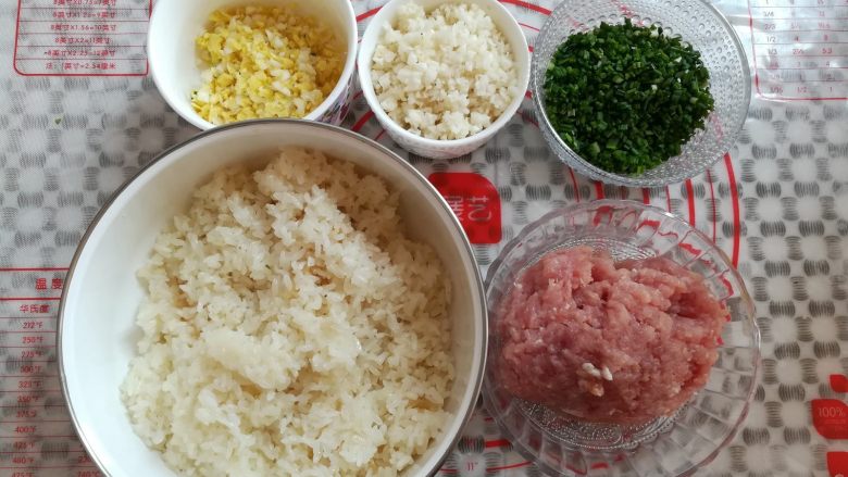 油炸糯米丸子,糯米饭煮熟后盛出放凉,所有材料露个脸