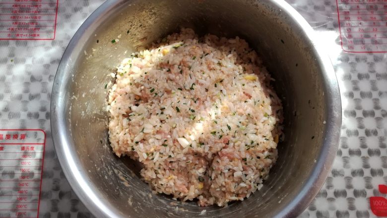 油炸糯米丸子,带上一次性手套慢慢的揉均匀,揉到肉和糯米饭粘手就可以