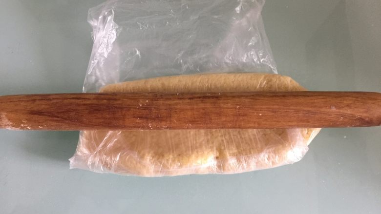 三鲜小米锅巴,用擀面杖轻轻擀平整