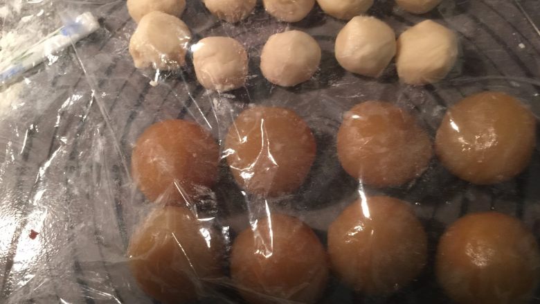 莲蓉蛋黄酥,慢慢用虎口收拢,10个莲蓉蛋黄馅全部准备好