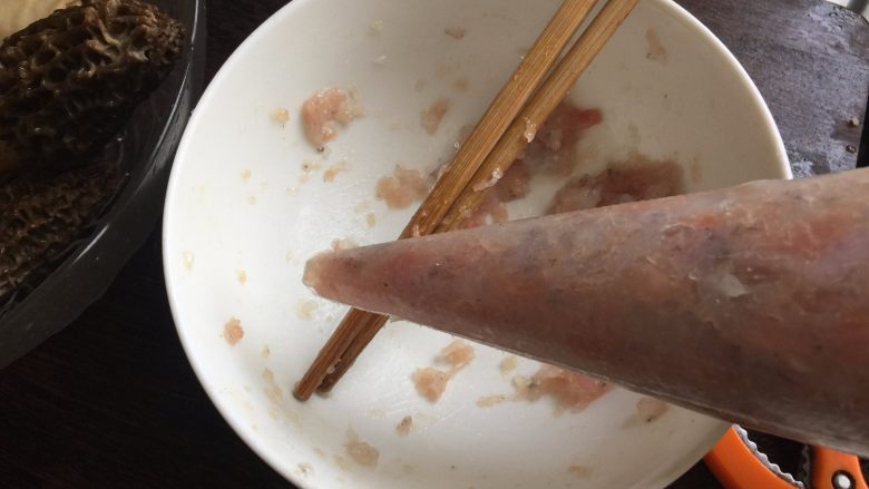 酿羊肚菌,把拌好的馅料装入裱花袋里,剪个口