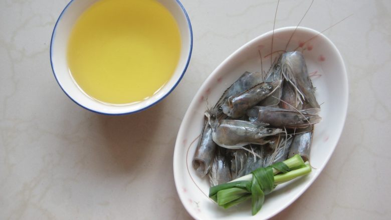 双鲜拌面&自制虾油:又懒又饿来碗快手拌面,虾头洗净沥干水分,<a style='color:red;display:inline-block;' href='/shicai/ 3232'><a style='color:red;display:inline-block;' href='/shicai/ 3232'>香葱</a></a>洗净打成葱节。