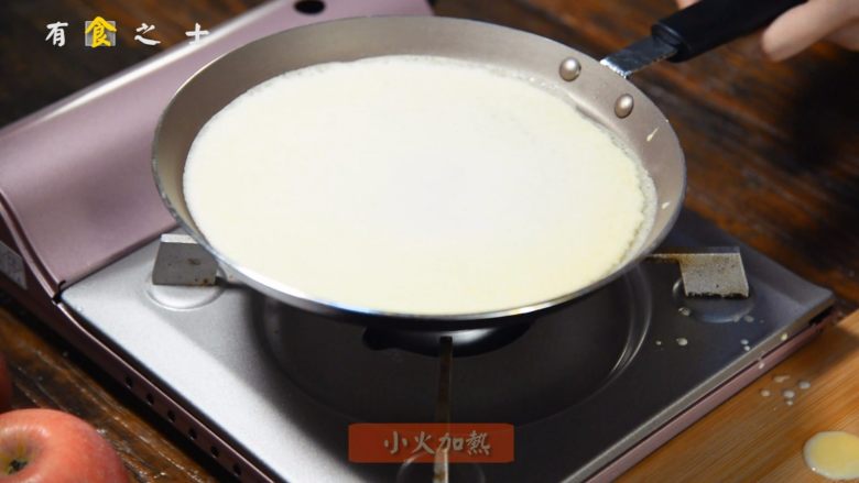 让人又爱又恨欲罢不能的——榴莲班戟,倒入面糊,摊成薄饼,煎的时候用小火,无需翻面