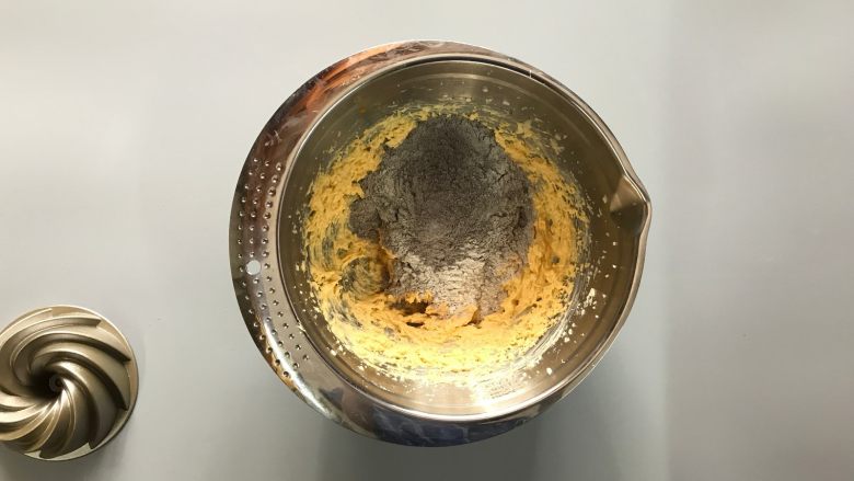 黑米旋风小蛋糕,加入混合好的粉类,
