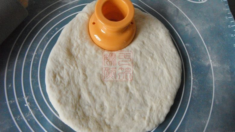 巧克力甜甜圈,用甜甜圈模具刻出甜甜圈造型,中间的圆心保留,剩余的面团再揉在一起,再擀开,再刻,直至面团全部用完,
