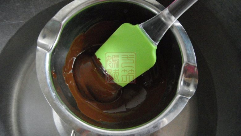 巧克力甜甜圈,黑巧克力隔水融化,