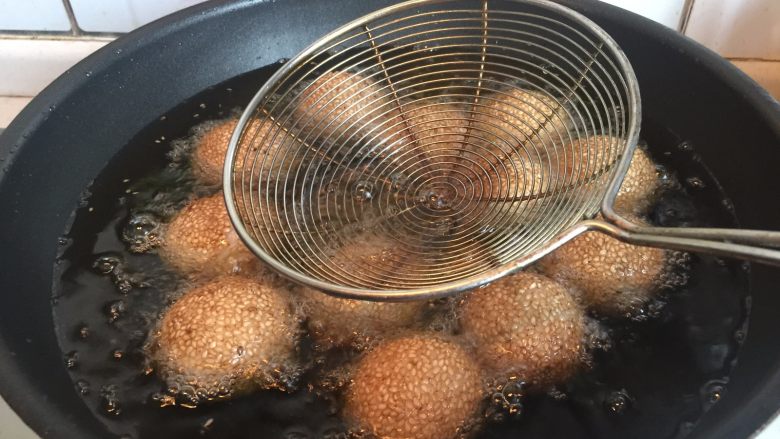 空心麻球,用漏勺挨个压扁,等浮上来再压,重复几次