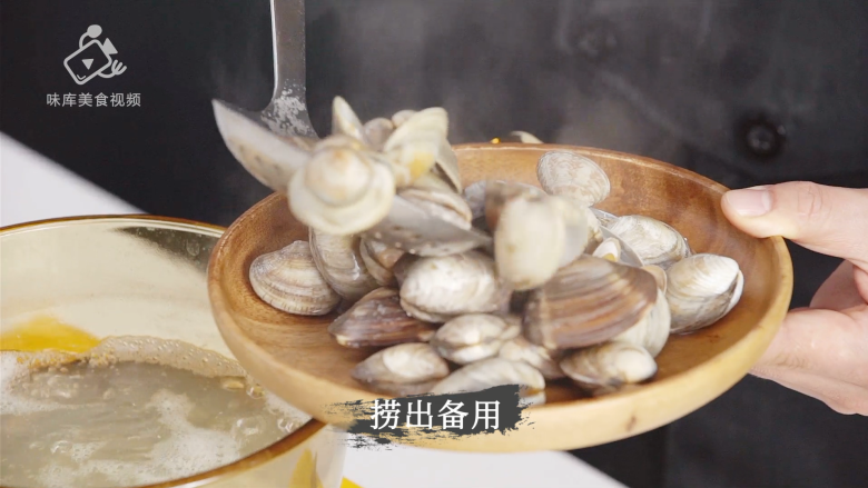 白贝豆腐萝卜汤,夏季消暑滋补必备 ,捞出备用