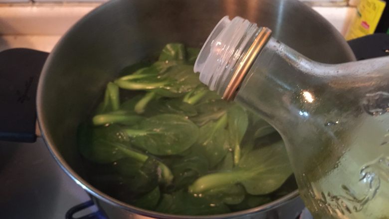 酿木耳,小菜心洗净,放入开水中绰熟,加点盐和油