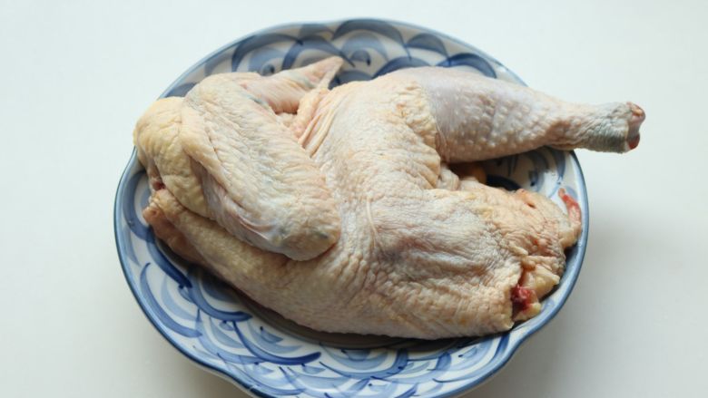 葱油白斩鸡,清洗干净,减去脚尖和鸡屁股,切半只,鸡爪和鸡脖以上部位都不要。