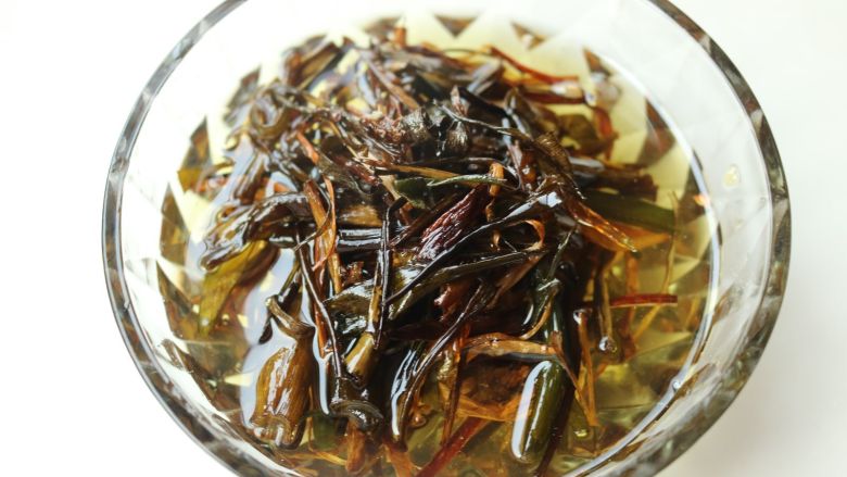 葱油白斩鸡,略微凉一下后,装入容器,如果用不完用来拌面拌凉菜都是极好的。