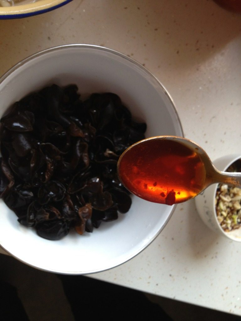 尖椒凉拌木耳,如图喜欢吃辣的舀一勺<a style='color:red;display:inline-block;' href='/shicai/ 4965'>红油</a>,