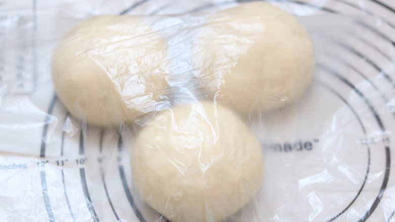 牛奶土司,9.分成三等份,盖保鲜膜静置10分钟