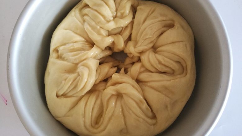 手撕花朵面包,13.发酵好后拿出来,刷鸡蛋液