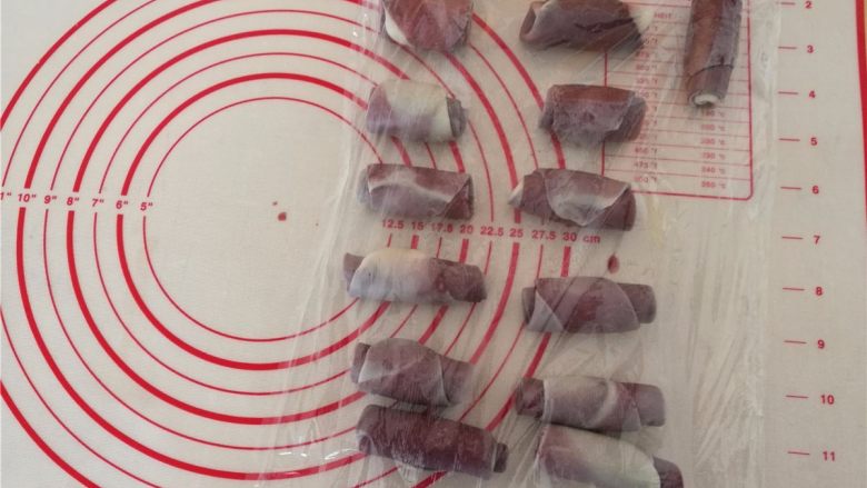 桃花酥,5.再把松弛好的面卷擀长,卷起来,继续盖上保鲜膜松弛20分钟!