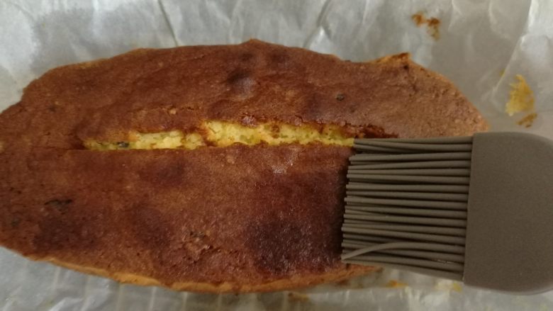 百香果磅蛋糕,蛋糕出炉后晾至温热,用刷子把糖酒液全部刷在出炉的蛋糕上。密封后放入冰箱冷藏三天再吃口感更棒。