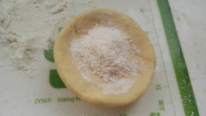 芝麻玉米面白糖饼,取一个面剂,擀成边薄里厚的圆片,放白糖馅(我是两手转圈把边捏薄,习惯了。)