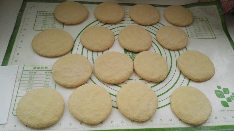 芝麻玉米面白糖饼, 盖布(或保鲜膜,防干皮)醒发十来分钟(具体看面剂状态,感觉明显变大就可以了)。