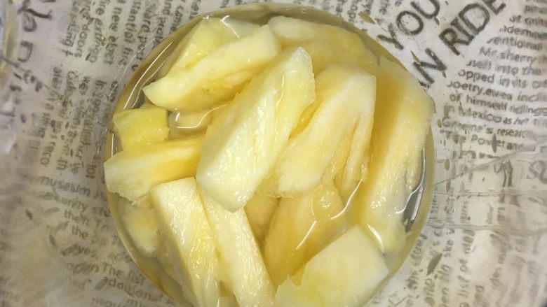 芒果菠萝汁,将菠萝和芒果块放入搅拌杯中,加入饮用水和少许细砂糖。