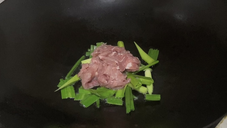 蘑菇炒肉片,再倒入里脊肉