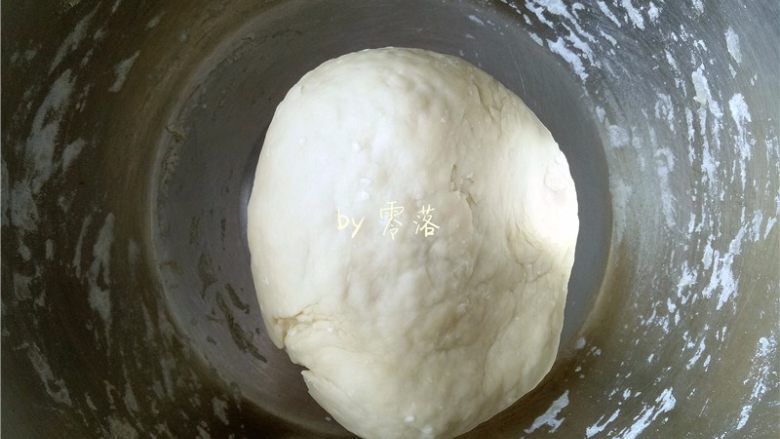 酸辣汤粑粑,揉成面团,盖上保鲜膜松弛15分钟左右;