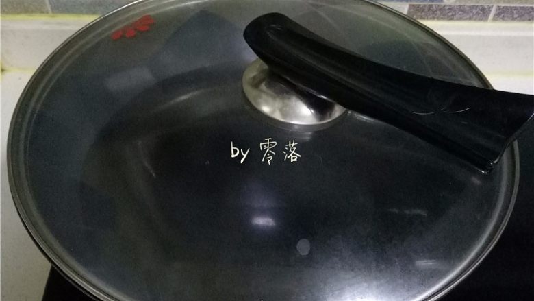 酸辣汤粑粑,锅里倒入清水烧开;