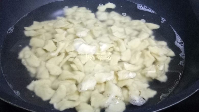 酸辣汤粑粑,将面团扯成小面块,放进锅里煮熟;