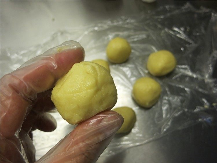 流心芝士挞,将挞皮材料均分成8个,每个30克