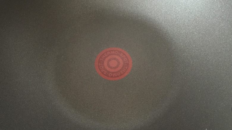 培根奶酪鸡肉卷,用苏泊尔火红点炒锅,开大火加热。