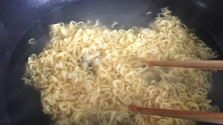 鲜虾脆面盏,方便面不加调料,下锅煮散捞出沥干。